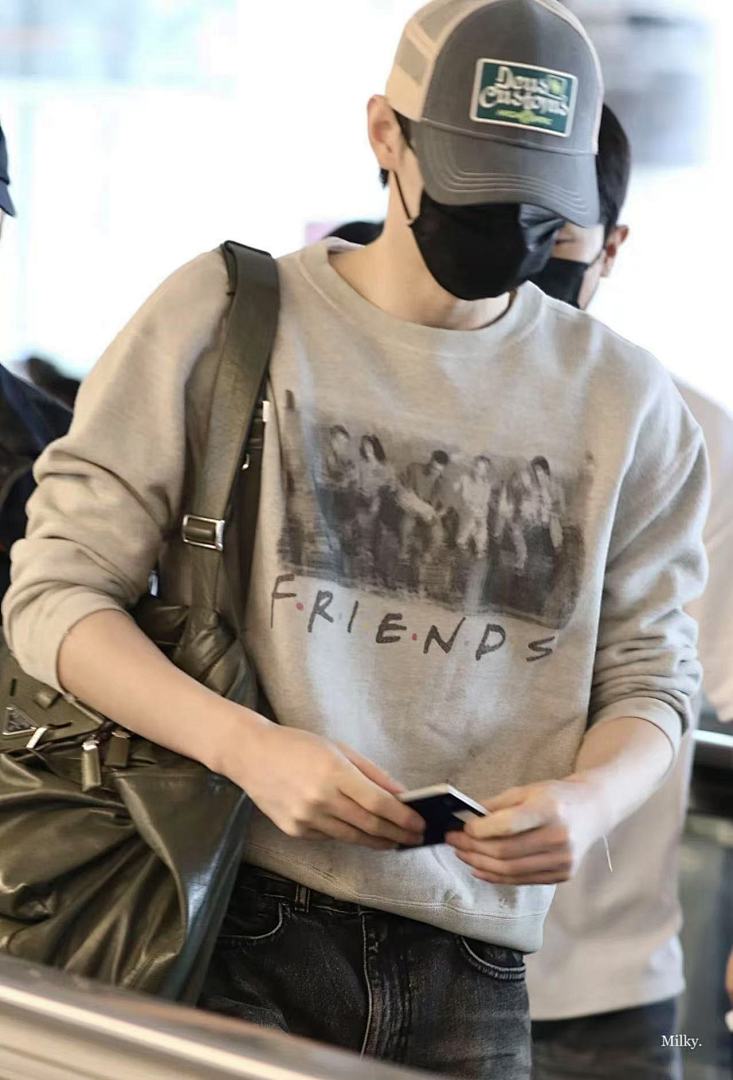 Saint Michael ST1014 Friends Photo Graphic Sweatshirt